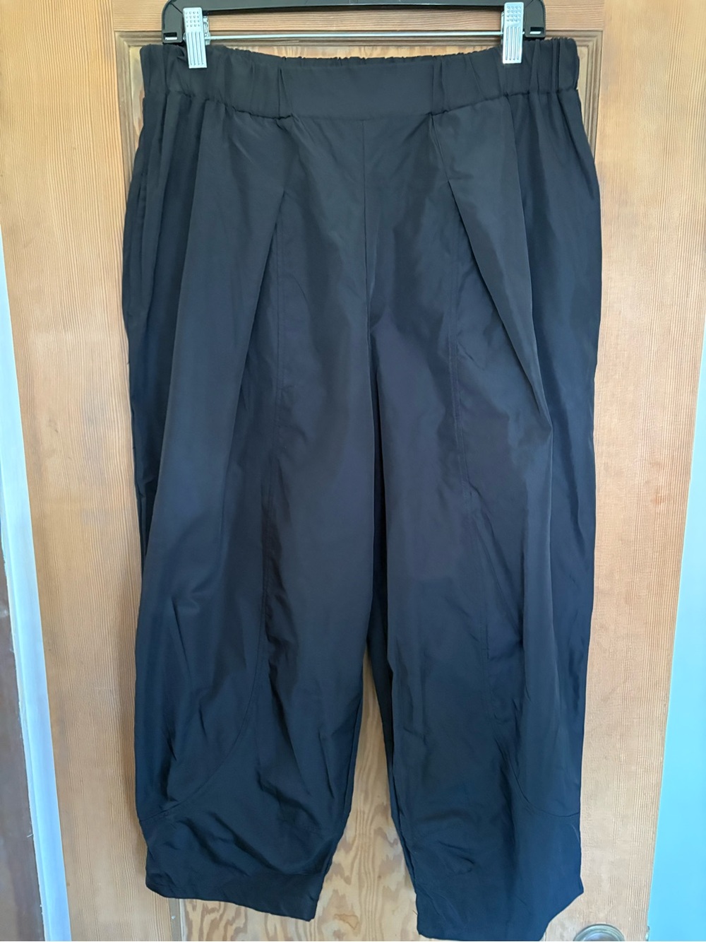 Luukaa Black Satin-Look balloon shaped pants